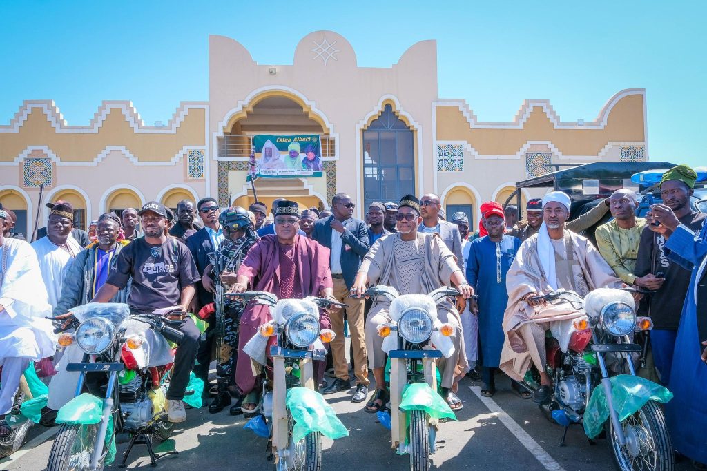 Gwamna Bala Ya Mika Kayan Aikin Tsaro ga Kungiyar Maharba